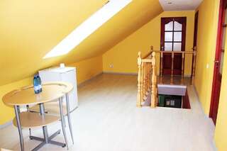 Гостевой дом Sveciu namai Klaipeda Inn - NAMAS 5B Клайпеда Двухместный номер с 2 отдельными кроватями и общей ванной комнатой-8