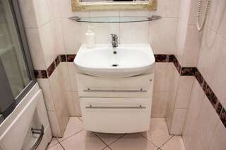 Гостевой дом Sveciu namai Klaipeda Inn - NAMAS 5B Клайпеда Двухместный номер с 2 отдельными кроватями и общей ванной комнатой-4