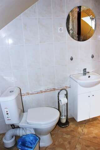 Гостевой дом Sveciu namai Klaipeda Inn - NAMAS 5B Клайпеда Двухместный номер с 2 отдельными кроватями и общей ванной комнатой-37